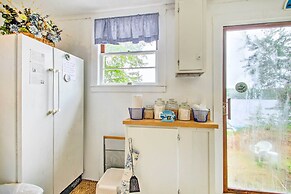 Hartford Cottage w/ Private Beach on Bear Pond!