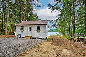 Hartford Cottage w/ Private Beach on Bear Pond!