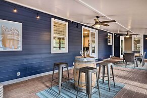 Howdy Haus: Pool + Hot Tub + Outdoor Space