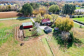 Farmhouse Cottage on 10 Acres: Trails On-site