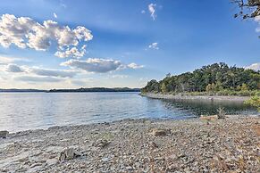 'foxtail' Cabin Retreat: Steps to Beaver Lake!