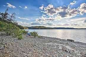 'foxtail' Cabin Retreat: Steps to Beaver Lake!