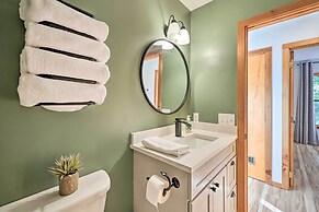'foxtail' Cabin Retreat: Steps to Beaver Lake!