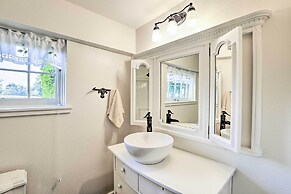 Ferndale Cottage on Private 20 Acre Farm!