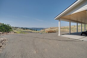 Lake Roosevelt Getaway w/ Lake + Mountain Views!