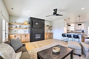 Lake Roosevelt Getaway w/ Lake + Mountain Views!