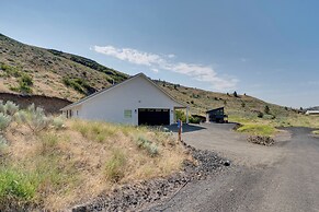 Lake Roosevelt Getaway w/ Lake + Mountain Views!