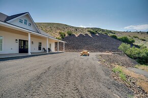 Lake Roosevelt Getaway w/ Lake + Mountain Views!