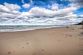 Lake Michigan Gem < Half-mi to Private Beach!