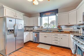 Lakefront Cayuga Retreat w/ Private Deck & Hot Tub