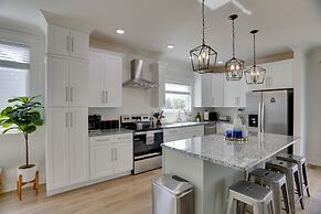 Modern Luxury Retreat: Walk to Tims Ford Lake!