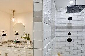 Modern Luxury Retreat: Walk to Tims Ford Lake!