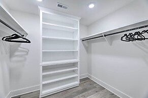 Modern Luxury Retreat: Walk to Tims Ford Lake!