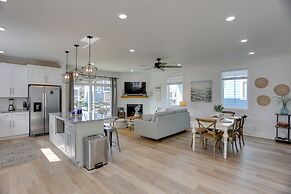 Modern Luxury Retreat: Walk to Tims Ford Lake!