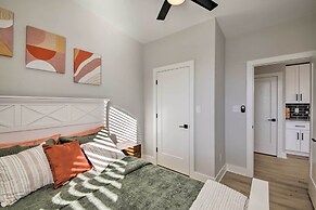 Modern Indy Apartment ~ 3 Mi to Downtown!