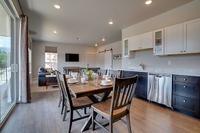 Lake Chelan Condo w/ Resort Pool & Hot Tub!