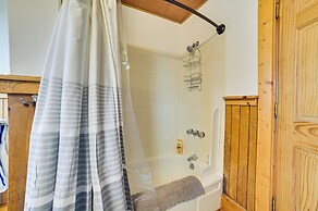 Mackinaw City Getaway - 3 Mi to City Beach!