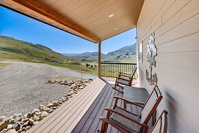 Pateros Home w/ Deck, 7 Mi to Alta Lake Park!