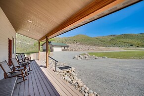 Pateros Home w/ Deck, 7 Mi to Alta Lake Park!
