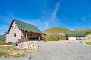 Pateros Home w/ Deck, 7 Mi to Alta Lake Park!
