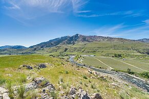 Pateros Home w/ Deck, 7 Mi to Alta Lake Park!