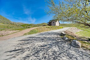 Pateros Home w/ Deck, 7 Mi to Alta Lake Park!