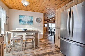 Pateros Home w/ Deck, 7 Mi to Alta Lake Park!