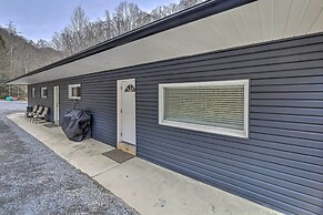 Mullens Cabin w/ Gas Grill & Mountain Views!