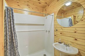 Mullens Cabin w/ Gas Grill & Mountain Views!