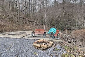 Mullens Cabin w/ Gas Grill & Mountain Views!