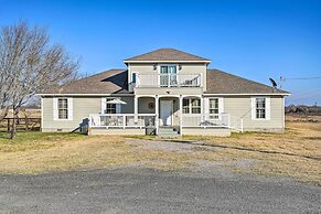 Peaceful Atascosa Home w/ Balcony & Deck!