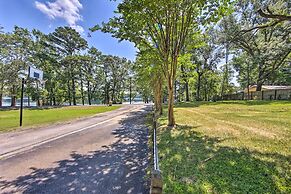 Quiet Home on Lake Hawkins w/ Kayaks + Dock!