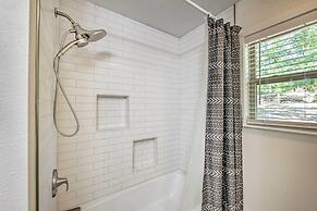 Quiet Home on Lake Hawkins w/ Kayaks + Dock!