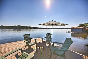 Quiet Home on Lake Hawkins w/ Kayaks + Dock!