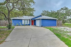 Pet-friendly Rockport Home ~ 4 Mi to Beach!