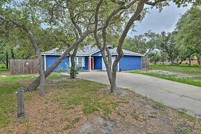 Pet-friendly Rockport Home ~ 4 Mi to Beach!