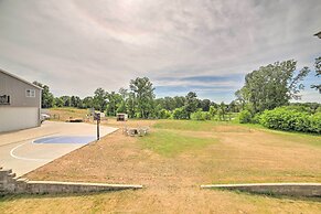 Near Boat Launch: Pet-friendly Grass Lake Getaway