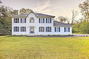 Hot Tub & Fire Pit: Family Home in Tobyhanna