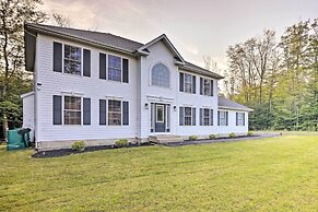 Hot Tub & Fire Pit: Family Home in Tobyhanna