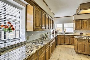 Spacious Houston Getaway ~ 23 Mi to Downtown!