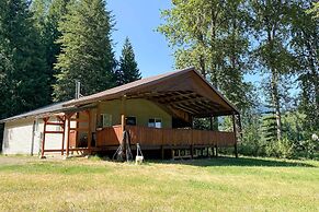 Private 2-acre Retreat w/ MTN Views, Walk to River