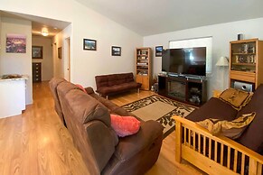 Private 2-acre Retreat w/ MTN Views, Walk to River