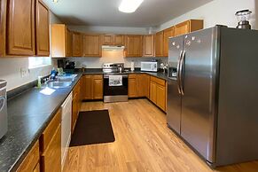 Private 2-acre Retreat w/ MTN Views, Walk to River