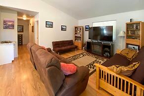 Private 2-acre Retreat w/ MTN Views, Walk to River