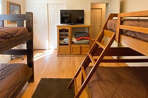 Private 2-acre Retreat w/ MTN Views, Walk to River