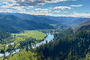Private 2-acre Retreat w/ MTN Views, Walk to River