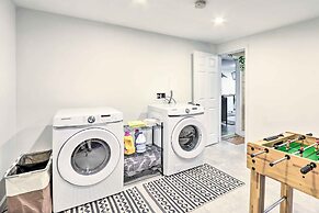 Upscale Waterbury Retreat w/ Indoor Hot Tub!