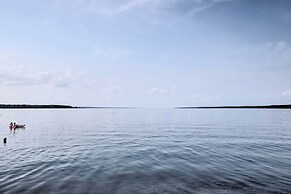 Serene Lodi Escape w/ Deck: Boat, Hike & Sip!