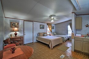 Quiet Utopia Cabin w/ Deck & Mountain Views!