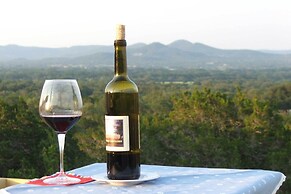 Quiet Utopia Cabin w/ Deck & Mountain Views!